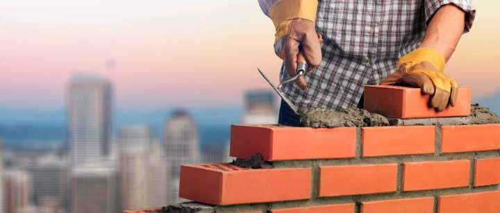 Un maçon posant des briques avec précision, illustrant le souci du détail de lentreprise de maçonnerie PEREIRA BATIMENT